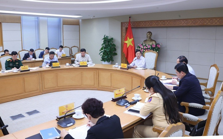 Phó Thủ tướng Trần Hồng Hà chủ trì cuộc họp về lộ trình áp dụng quy chuẩn kỹ thuật quốc gia đối với khí thải xe ô tô tham gia giao thông đường bộ - Ảnh: VGP/Minh Khôi