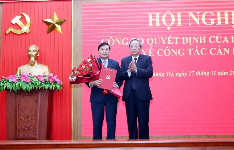 Đồng chí Hoàng Đăng Quang, Phó Trưởng Ban Thường trực Ban Tổ chức Trung ương trao quyết định cho đồng chí Lê Hồng Vinh - Ảnh: VGP/TP