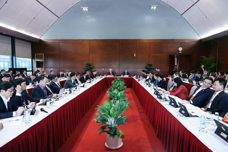 Thủ tướng Chính phủ Phạm Minh Chính và các đại biểu tiến hành thảo luận tại Đoàn về Dự thảo các văn kiện trình Đại hội - Ảnh: VGP/Nhật Bắc