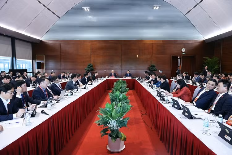 Thủ tướng Chính phủ Phạm Minh Chính và các đại biểu tiến hành thảo luận tại Đoàn về Dự thảo các văn kiện trình Đại hội - Ảnh: VGP/Nhật Bắc