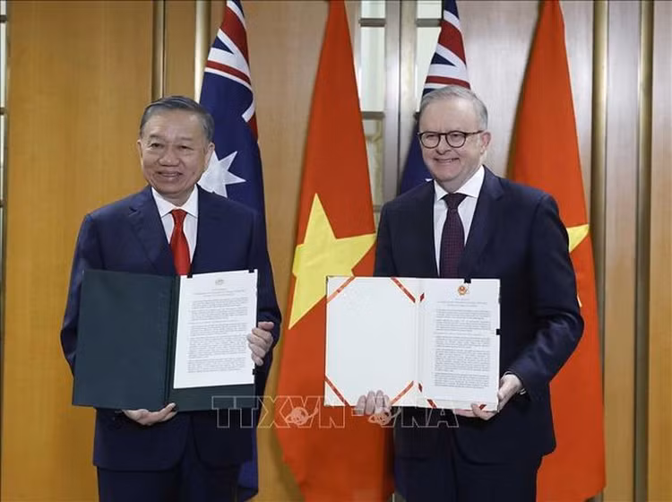 Tổng Bí thư, Chủ tịch nước Tô Lâm và Thủ tướng Australia Anthony Albanese trao Tuyên bố chung - Ảnh: TTXVN