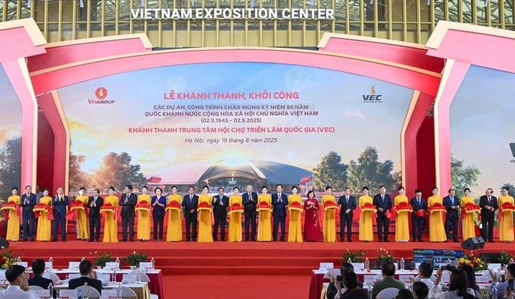 Các đồng chí lãnh đạo, nguyên lãnh đạo Đảng, Nhà nước cắt băng khánh thành công trình Trung tâm Triển lãm Việt Nam chào mừng kỷ niệm 80 năm Cách mạng Tháng Tám thành công và Quốc khánh nước Cộng hòa xã hội chủ nghĩa Việt Nam (2/9/1945 - 2/9/2025).