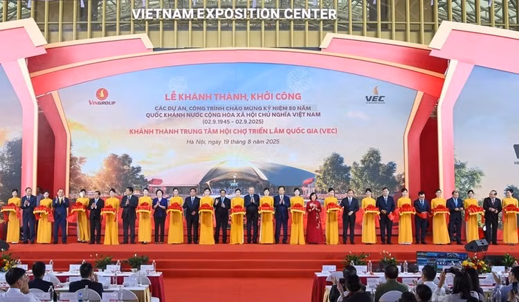 Các đồng chí lãnh đạo, nguyên lãnh đạo Đảng, Nhà nước cắt băng khánh thành công trình Trung tâm Triển lãm Việt Nam chào mừng kỷ niệm 80 năm Cách mạng Tháng Tám thành công và Quốc khánh nước Cộng hòa xã hội chủ nghĩa Việt Nam (2/9/1945 - 2/9/2025).