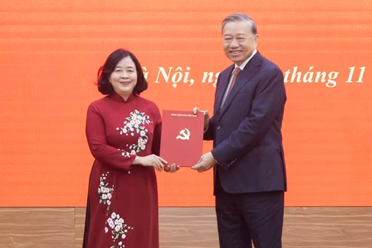 Tổng Bí Thư Tô Lâm trao Quyết định của Bộ Chính trị điều động, phân công cho đồng chí Bùi Thị Minh Hoài giữ chức Bí thư Đảng ủy MTTQ, các Đoàn thể Trung ương