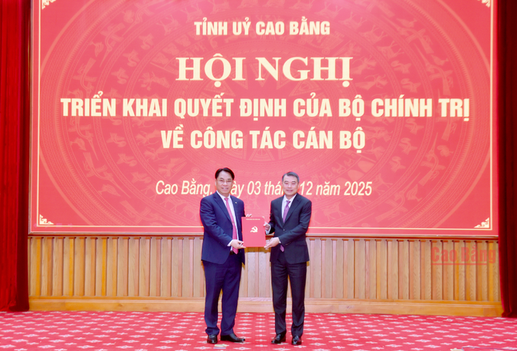 Trưởng Ban Tổ chức Trung ương Lê Minh Hưng trao quyết định cho ông Phan Thăng An. Ảnh: Báo Cao Bằng