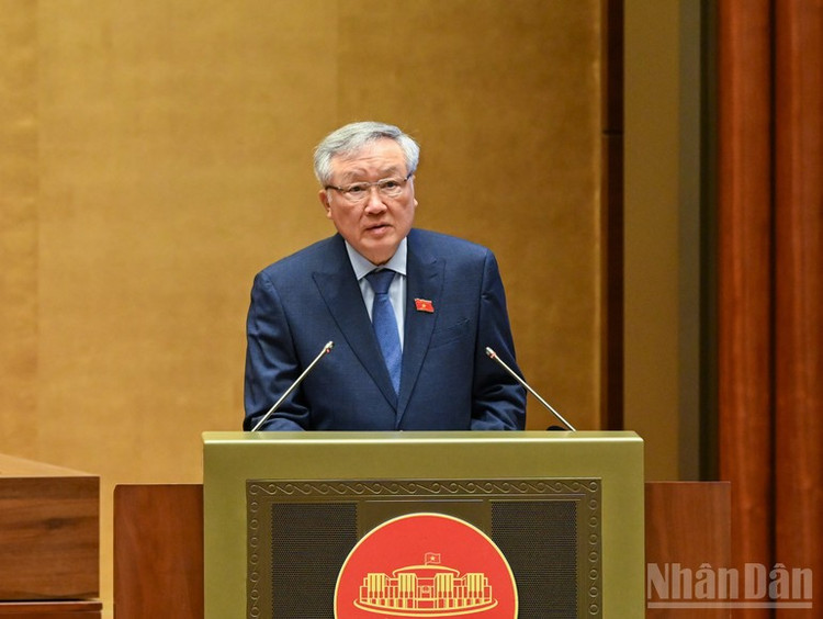 Phó Thủ tướng Thường trực Nguyễn Hòa Bình trình bày tờ trình về 3 dự án luật trong phiên họp sáng 27/10. (Ảnh: DUY LINH)