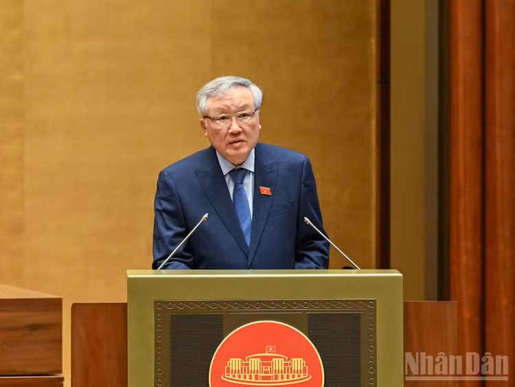 Phó Thủ tướng Thường trực Nguyễn Hòa Bình trình bày tờ trình về 3 dự án luật trong phiên họp sáng 27/10. (Ảnh: DUY LINH)