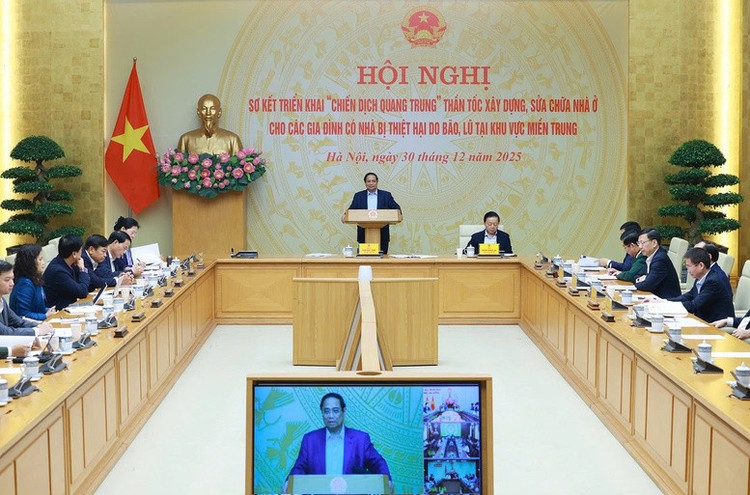Thủ tướng Chính phủ Phạm Minh Chính chủ trì Hội nghị sơ kết "Chiến dịch Quang Trung" thần tốc xây dựng lại, sửa chữa nhà ở cho các hộ dân có nhà bị thiệt hại do bão, lũ tại khu vực miền Trung - Ảnh: VGP/Nhật Bắc