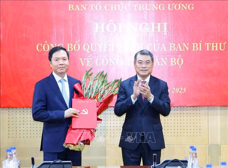 Đồng chí Lê Minh Hưng, Uỷ viên Bộ Chính trị, Bí thư Trung ương Đảng, Trưởng Ban Tổ chức Trung ương trao Quyết định của Ban Bí thư cho đồng chí Trịnh Mạnh Linh - Ảnh: Phương Hoa/TTXVN