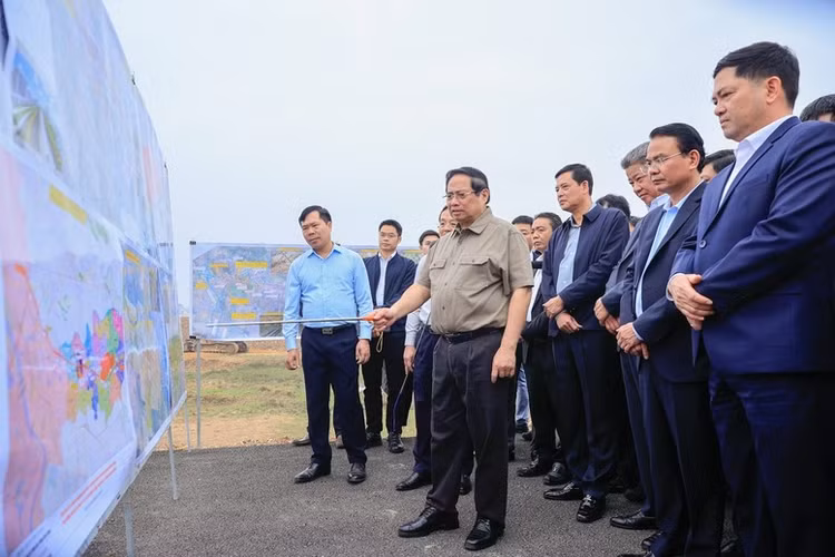 Thủ tướng kiểm tra thực địa tình hình thực hiện dự án Tuyến đường kết nối sân bay Gia Bình với Thủ đô Hà Nội; dự án Đầu tư xây dựng đường Vành đai 4 - Vùng Thủ đô Hà Nội (đoạn qua địa phận tỉnh Bắc Ninh) - Ảnh: VGP/Nhật Bắc