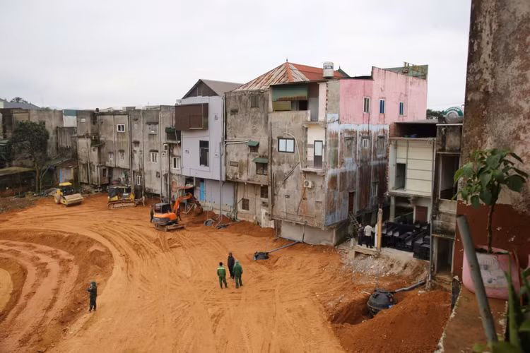 Khu vực bị sạt lở kéo dài khoảng 170m, rộng 30m, sâu 15m, với hơn 5.000m² đất bị phá hủy