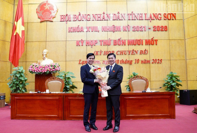 Ông Hoàng Quốc Khánh, Bí thư Tỉnh ủy Lạng Sơn chúc mừng ông Đinh Hữu Học (bên trái ảnh) được bầu giữ chức Phó Chủ tịch UBND tỉnh Lạng Sơn nhiệm kỳ 2021-2026.