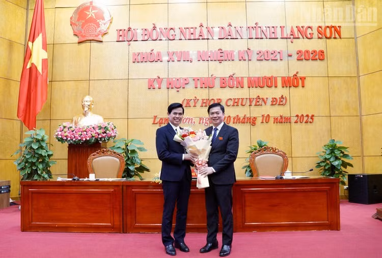 Ông Hoàng Quốc Khánh, Bí thư Tỉnh ủy Lạng Sơn chúc mừng ông Đinh Hữu Học (bên trái ảnh) được bầu giữ chức Phó Chủ tịch UBND tỉnh Lạng Sơn nhiệm kỳ 2021-2026.