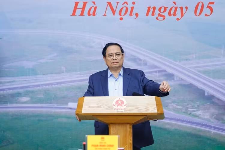 Thủ tướng Chính phủ yêu cầu tiếp tục hoàn thiện các hạng mục còn lại của các dự án để đưa các cây cầu, nhà ga, bến cảng, tuyến đường vào khai thác đồng bộ theo hướng thông suốt, hiện đại, sáng, xanh, sạch, đẹp - Ảnh: VGP/Nhật Bắc