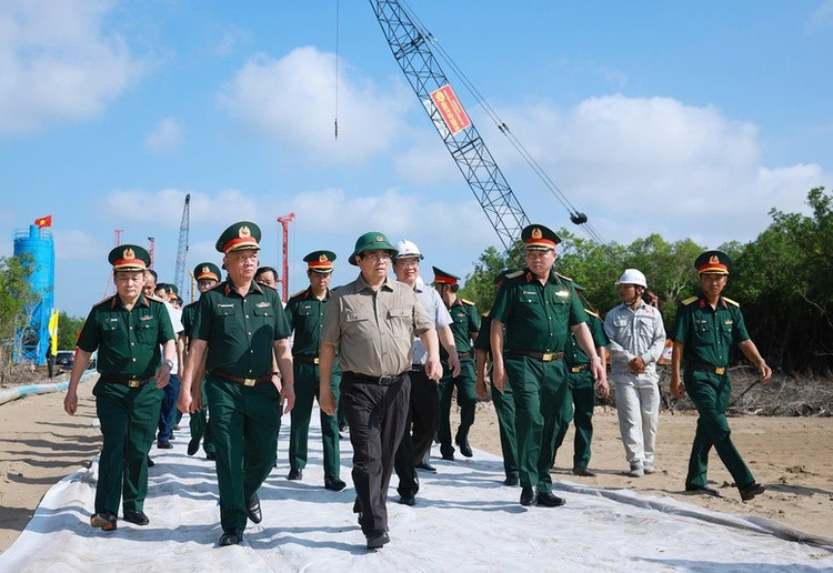Thủ tướng Chính phủ Phạm Minh Chính kiểm tra tiến độ thi công tuyến giao thông ra đảo Hòn Khoai và Cảng tổng hợp lưỡng dụng Hòn Khoai - Ảnh: TTXVN