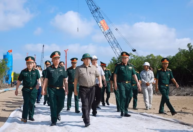 Thủ tướng Chính phủ Phạm Minh Chính kiểm tra tiến độ thi công tuyến giao thông ra đảo Hòn Khoai và Cảng tổng hợp lưỡng dụng Hòn Khoai - Ảnh: TTXVN