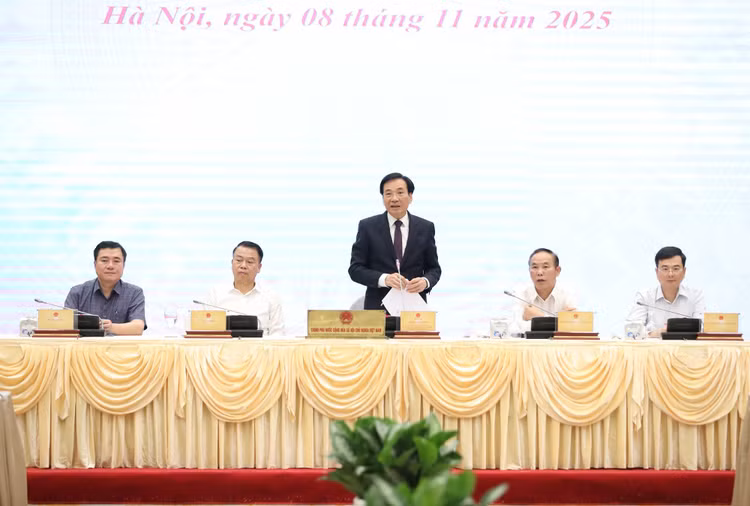 Họp báo Chính phủ thường kỳ tháng 10/2025 diễn ra chiều 8/11 tại Hà Nội dưới sự chủ trì của Bộ trưởng, Chủ nhiệm Văn phòng Chính phủ Trần Văn Sơn, Người phát ngôn của Chính phủ - Ảnh: VGP/QP