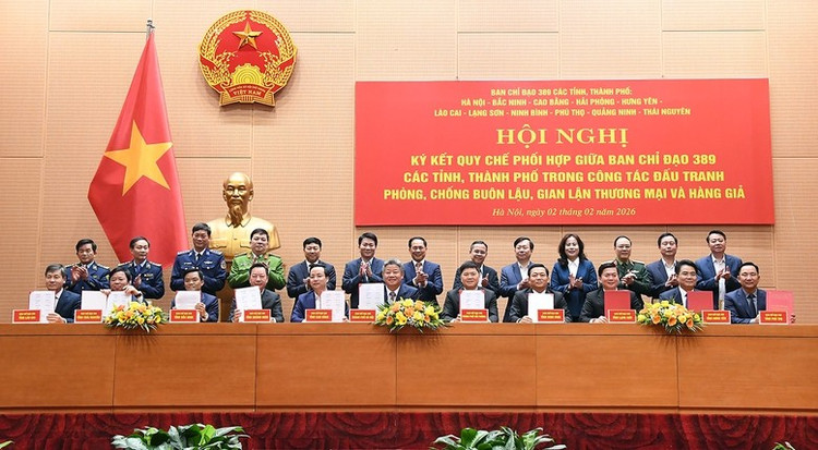 Phó Thủ tướng Bùi Thanh Sơn dự Lễ ký Quy chế phối hợp giữa Ban Chỉ đạo chống buôn lậu, gian lận thương mại và hàng giả giữa TP. Hà Nội và 10 địa phương miền Bắc - Ảnh: VGP/Hải Minh