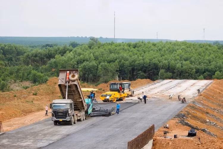 Tăng cường các giải pháp quản lý, bình ổn giá nhiên liệu, nguyên liệu, vật liệu xây dựng; tháo gỡ khó khăn, vướng mắc, đẩy nhanh tiến độ giải phóng mặt bằng, thi công các công trình, dự án quan trọng quốc gia, trọng điểm ngành Giao thông vận tải. 