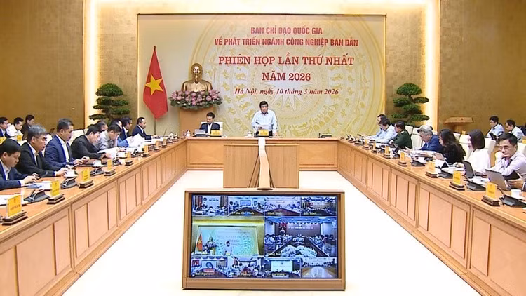 Theo Phó Thủ tướng, chúng ta phải có các giải pháp mạnh mẽ, đồng bộ và lâu dài để thúc đẩy phát triển ngành công nghiệp bán dẫn - Ảnh: VGP/Thu Sa