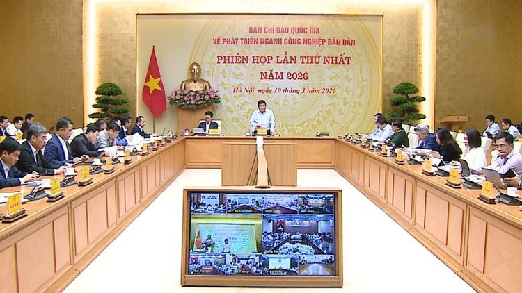 Theo Phó Thủ tướng, chúng ta phải có các giải pháp mạnh mẽ, đồng bộ và lâu dài để thúc đẩy phát triển ngành công nghiệp bán dẫn - Ảnh: VGP/Thu Sa