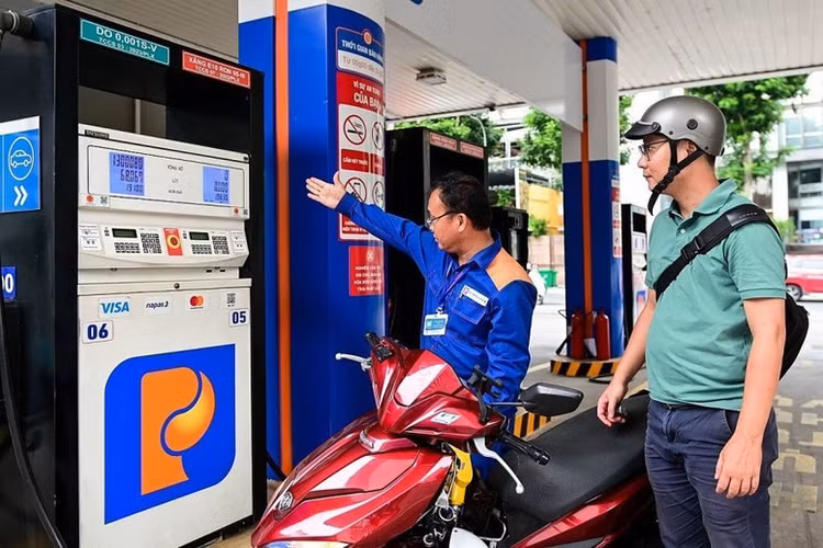 Giá xăng E5RON92 giảm 523 đồng/lít so với giá cơ sở hiện hành - Ảnh minh họa