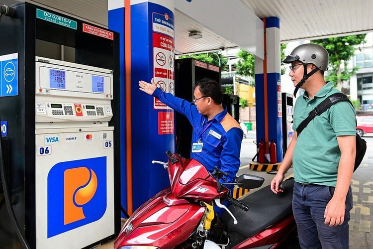 Giá xăng E5RON92 giảm 523 đồng/lít so với giá cơ sở hiện hành - Ảnh minh họa