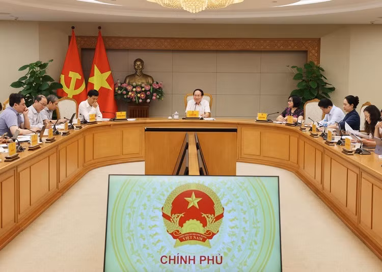 Phó Thủ tướng Lê Tiến Châu họp với các bộ, cơ quan ngang bộ về dự thảo Đề án thí điểm đánh giá, chấm điểm (KPI) về công tác xây dựng pháp luật - Ảnh: VGP/Thu Sa