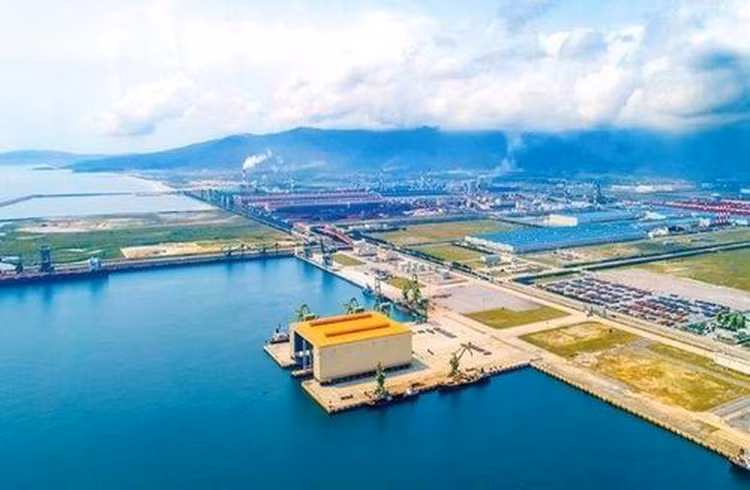 Khu kinh tế Vũng Áng được phát triển theo mô hình khu kinh tế ven biển tổng hợp, đa ngành, đa chức năng; lấy công nghiệp, cảng biển và dịch vụ logistics làm động lực phát triển.