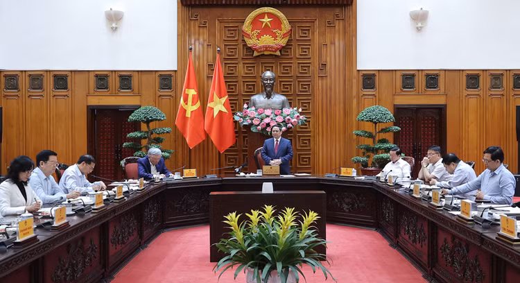 Thủ tướng Phạm Minh Chính chủ trì cuộc họp của Thường trực Chính phủ về công tác chuẩn bị triển khai dự án xây dựng kho dự trữ quốc gia dầu thô tại Nghi Sơn (Thanh Hóa) - Ảnh: VGP/Nhật Bắc