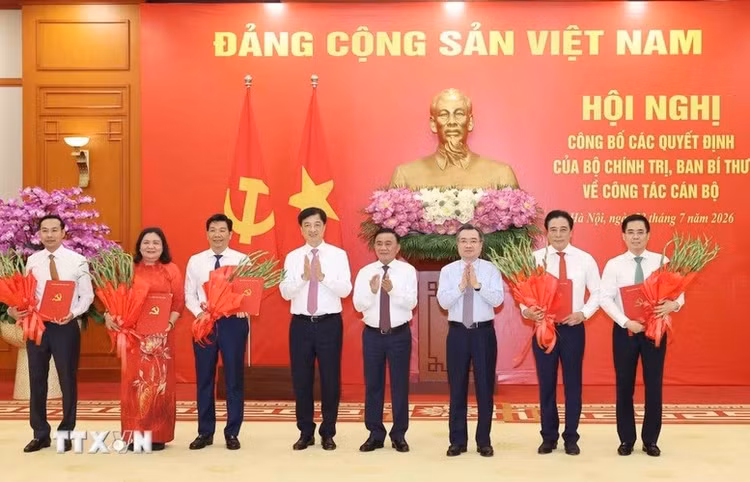 Đồng chí Trần Cẩm Tú, Ủy viên Bộ Chính trị, Thường trực Ban Bí thư trao Quyết định của Bộ Chính trị, Ban Bí thư về công tác cán bộ - Ảnh: TTXVN