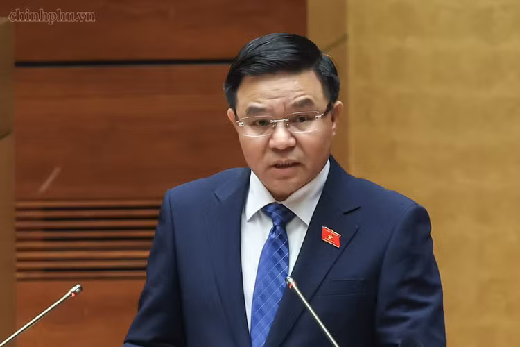 Bộ trưởng Bộ Công Thương Lê Mạnh Hùng trình bày Tờ trình Dự án Luật tại phiên họp - Ảnh: VGP/Nhật Bắc