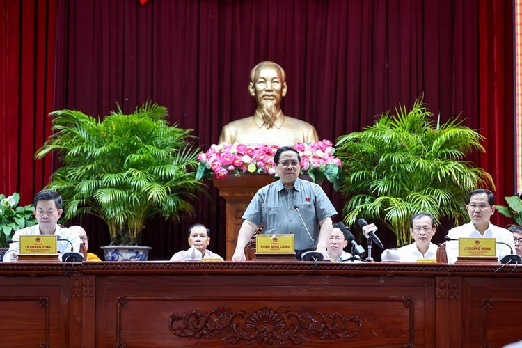 Thủ tướng chia sẻ thêm về nội dung chuyên đề tiếp xúc cử tri liên quan đến hai lĩnh vực giáo dục và y tế - Ảnh: VGP/Nhật Bắc