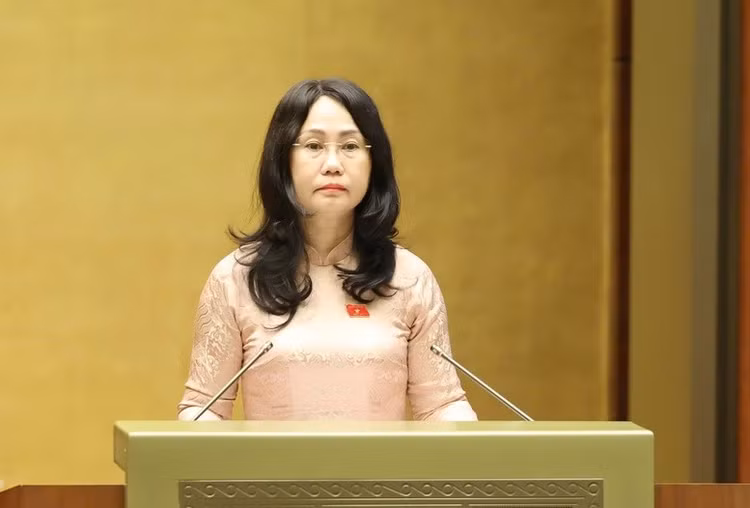 Bộ trưởng Bộ Văn hóa, Thể thao và Du lịch Lâm Thị Phương Thanh trình bày Tờ trình về dự thảo Nghị quyết - Ảnh: VGP/Nhật Bắc