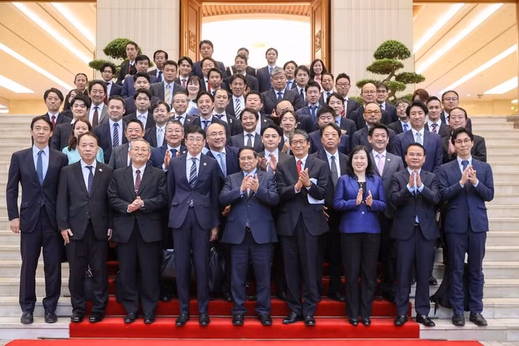 Thủ tướng chụp ảnh lưu niệm tại buổi đối thoại - Ảnh: VGP/Nhật Bắc