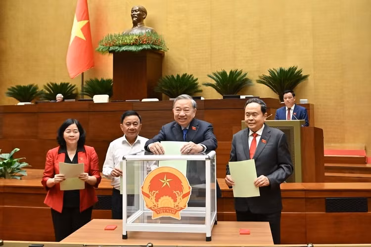 Tổng Bí thư Tô Lâm và các đại biểu Quốc hội bỏ phiếu - Ảnh: VGP