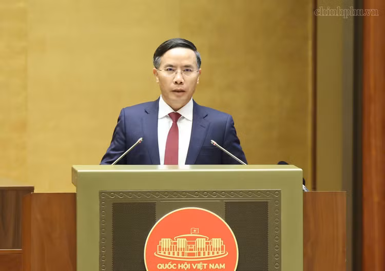 Thống đốc Ngân hàng Nhà nước Việt Nam Phạm Đức Ấn trình bày Tờ trình tại kỳ họp - Ảnh: VGP/Nhật Bắc