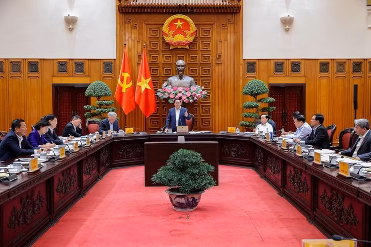 Thủ tướng yêu cầu khẩn trương hoàn thành công tác lựa chọn tư vấn khảo sát; hướng dẫn các địa phương triển khai ngay các dự án giải phóng mặt bằng; tiếp tục hoàn thiện bộ tiêu chuẩn, quy chuẩn công nghệ - Ảnh: VGP/Nhật Bắc