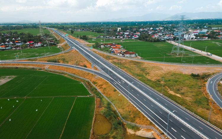 Dự án thành phần cao tốc Hoài Nhơn - Quy Nhơn, thuộc tuyến đường bộ cao tốc Bắc - Nam phía Đông, hiện đã hoàn thành toàn bộ công tác xây dựng