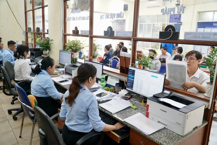 UBND các tỉnh, thành phố, Thủ tướng yêu cầu tổ chức vận hành hiệu quả các đơn vị chuyên môn; đẩy mạnh chuyển đổi số, cải cách thủ tục hành chính.