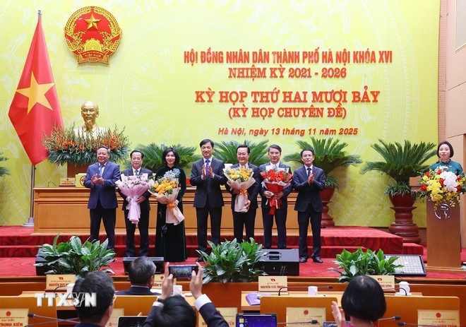 Bí thư Thành ủy Hà Nội Nguyễn Duy Ngọc và Phó Bí thư Thường trực Thành ủy Hà Nội Nguyễn Văn Phong chúc mừng các đồng chí được điều động, phân công nhiệm vụ mới. (Ảnh: Văn Điệp/TTXVN)