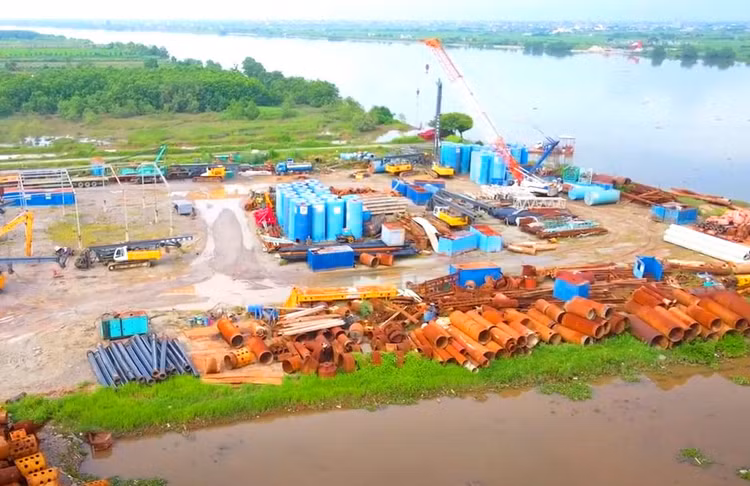 Dự án Cảng dịch vụ đa chức năng Đua Fat Kim Sơn (tỉnh Ninh Bình) được khởi công tháng 3/2022 và đang trong quá trình thi công mặt bằng. Ảnh: Phan Dương