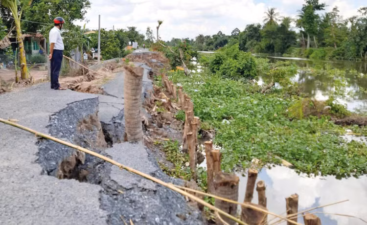 Vùng Đồng bằng sông Cửu Long cần gần 8.200 tỷ đồng để xử lý dứt điểm 76 điểm sạt lở nghiêm trọng ảnh hưởng trực tiếp đến đời sống người dân. Ảnh: Hoàng Trung