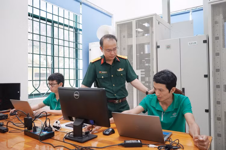 Cán bộ, công nhân viên Công ty TECAPRO nghiên cứu, phát triển các sản phẩm