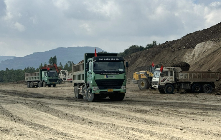 Theo đánh giá của Chủ đầu tư, công tác huy động máy móc, thiết bị, nhân sự trên công trình của các nhà thầu cơ bản đáp ứng yêu cầu. Ảnh: VOV