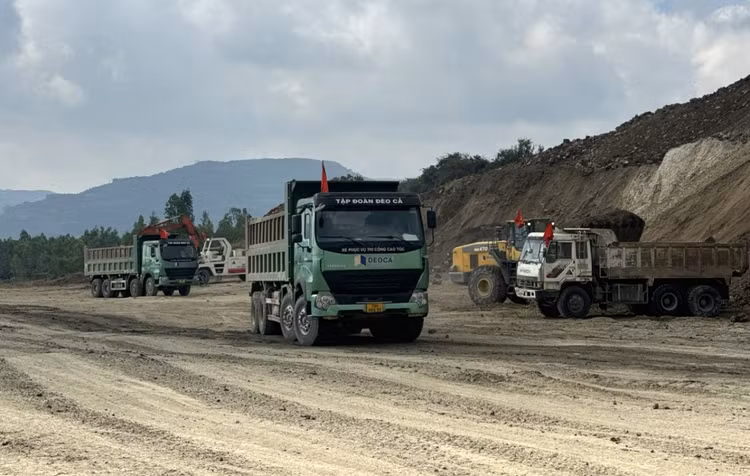 Theo đánh giá của Chủ đầu tư, công tác huy động máy móc, thiết bị, nhân sự trên công trình của các nhà thầu cơ bản đáp ứng yêu cầu. Ảnh: VOV