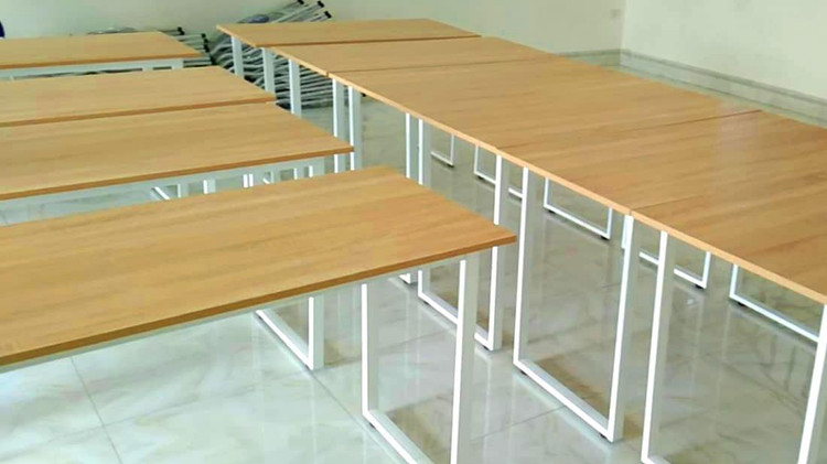 Trên thị trường, bàn ghế học sinh cấu tạo ván cao su ghép, khung sơn tĩnh điện giá phổ biến 1.500.000 - 1.800.000 đồng/bộ. Ảnh minh họa: Tiên Giang