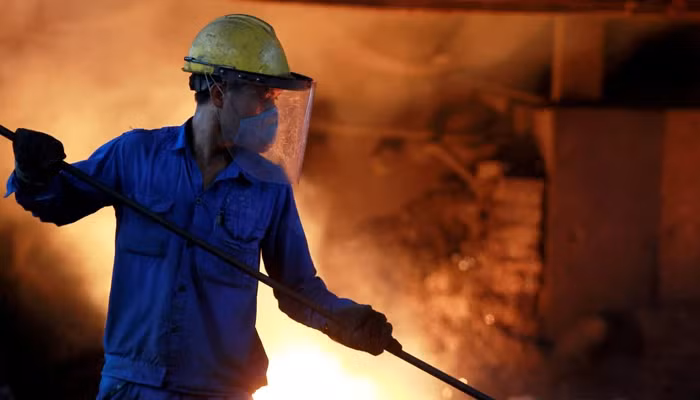 Một công nhân làm việc trong nhà máy thép của Hòa Phát - Ảnh: Reuters/Nikkei.