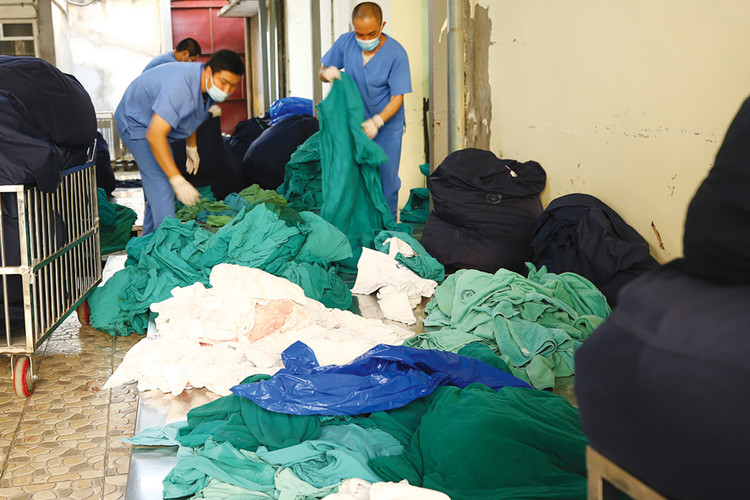 Công ty TNHH MTV Dịch vụ và Thương mại Hoàn Thiện DT thực hiện Gói thầu Cung cấp dịch vụ vệ sinh Bệnh viện Đa khoa khu vực Cẩm Phả năm 2021 và 2022. Ảnh minh hoạ: Nhã Chi