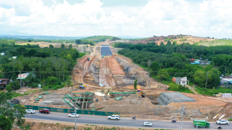 Nhà thầu thi công các gói thầu thuộc tuyến cao tốc Bắc - Nam phía Đông giai đoạn 1 được đầu tư theo hình thức đầu tư công gặp rất nhiều khó khăn. Ảnh: Lê Tiên